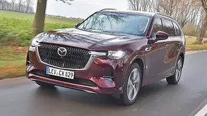 Mazda CX-80 fährt auf einer Landstraße, Ansicht von vorne links. - Foto: Zbigniew Mazar Mazda CX-80 fährt auf einer Landstraße, Ansicht von vorne links. - Foto: Zbigniew Mazar