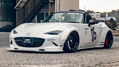 Frontansicht des Mazda MX-5 von Liberty Walk, schräg rechts. - Foto: Liberty Walk
