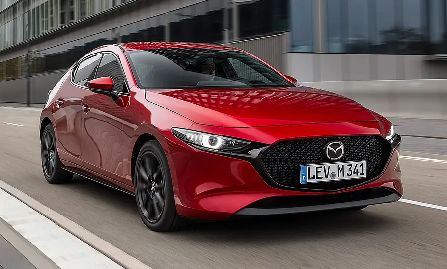 Mazda3 (2019) Der Mazda3 (2019) fährt auf einer Straße geradeaus, von vorne rechts fotografiert