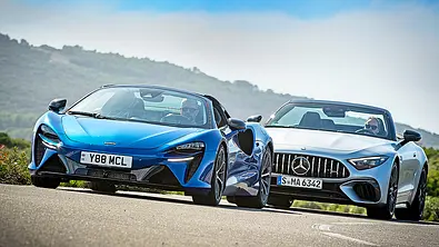 Blick von schräg vorne auf die beiden offenen Sportwagen McLaren Artura Spider und Mercedes-AMG SL 63. - Foto: Hardy Mutschler