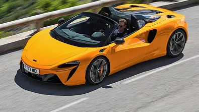 Oranger McLaren Artura Spider (2024) fahrend, von schräg vorne - Foto: McLaren