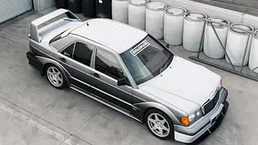 Der Mercedes 190 Evo II von Inozetek steht in einem Hof, obersichtig von vorne rechts fotografiert. - Foto: Instagram/Vlad Shurigin, Inozetek, Revenge Der Mercedes 190 Evo II von Inozetek steht in einem Hof, obersichtig von vorne rechts fotografiert. - Foto: Instagram/Vlad Shurigin, Inozetek, Revenge