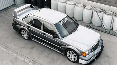 Der Mercedes 190 Evo II von Inozetek steht in einem Hof, obersichtig von vorne rechts fotografiert. - Foto: Instagram/Vlad Shurigin, Inozetek, Revenge
