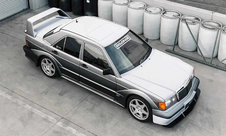 Der Mercedes 190 Evo II von Inozetek steht in einem Hof, obersichtig von vorne rechts fotografiert.