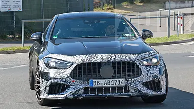 Mercedes-AMG CLE 63 S Coupé (2024); Erlkönig; fahrend von vorne - Foto: SH Proshots