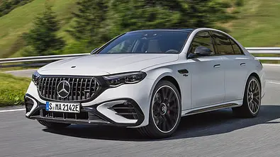 Mercedes-AMG E 53 Hybrid (2024) fahrend, von schräg vorne - Foto: Mercedes
