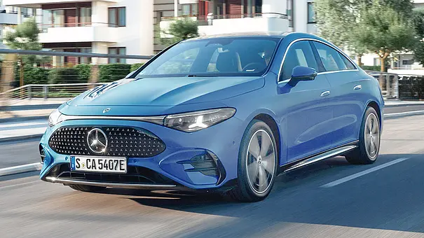 Der Mercedes CLA EQ (2025) fährt durch Kopenhagen, von vorne links fotografiert. - Foto: Mercedes