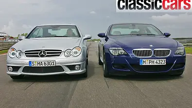 Mercedes CLK 63 AMG und BMW M6 nebeneinander auf der Rennstrecke, Ansicht von vorne. - Foto: Bernd Ebener