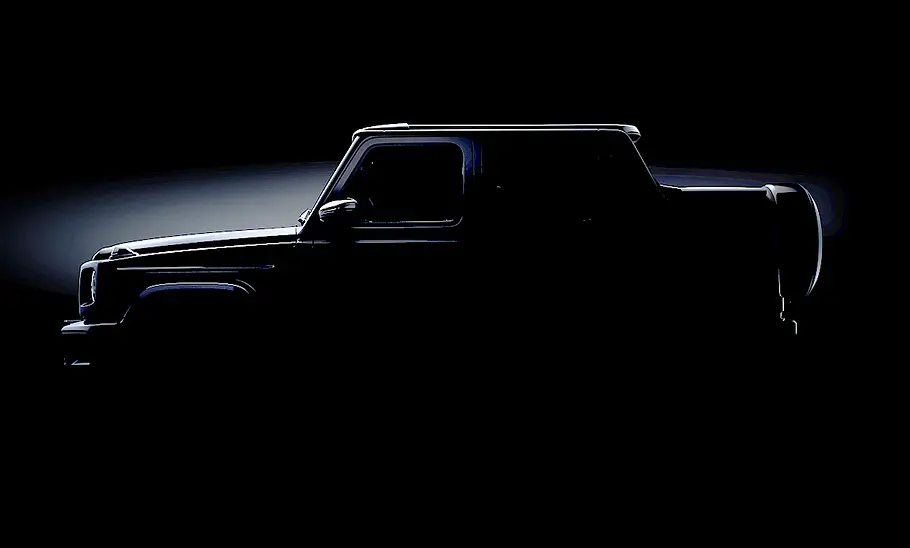 Vor dunklem Hintergrund ist die Silhouette des Mercedes G-Klasse Cabrio zu erkennen.