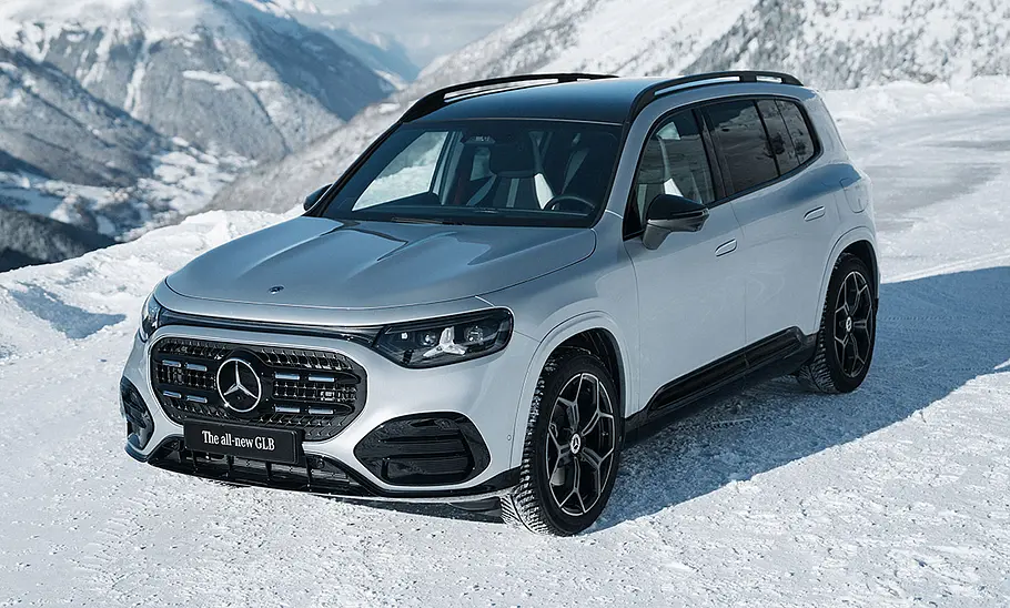Mercedes GLB Der Mercedes GLB steht auf Schnee, von vorne links fotografiert.