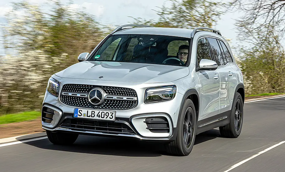 Mercedes GLB Der Mercedes GLB fährt auf einer Landstraße, von vorne fotografiert.