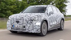 Der Mercedes GLC EQ (2026) fährt als Erlkönig eine Straße entlang, von vorne links fotografiert. - Foto: Mercedes Der Mercedes GLC EQ (2026) fährt als Erlkönig eine Straße entlang, von vorne links fotografiert. - Foto: Mercedes