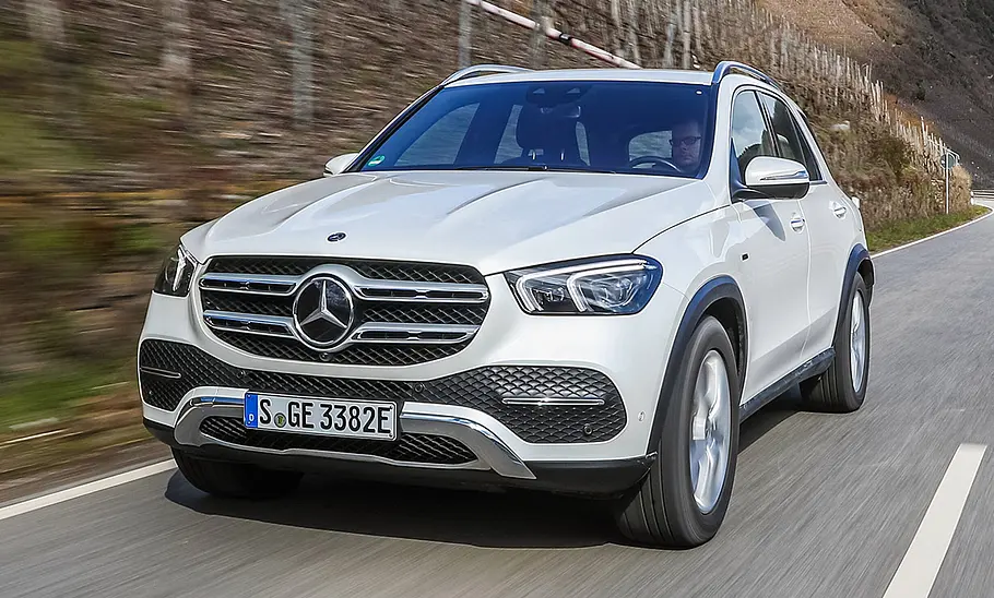 Mercedes GLE (2018) Der Mercedes GLE (2018) fahrend von vorne fotografiert.