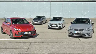 MG3, Skoda Fabia, Audi A1 und Seat Ibiza stehen in einer Formation auf einer offenen Fläche in einem Industriegebiet. - Foto: Zbigniew Mazar
