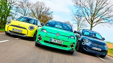 Gruppenbild mit Blick von vorne auf die fahrenden E-Kleinwagen Mini Cooper E, Renault 5 & Fiat 500 Elektro. - Foto: Daniela Loof