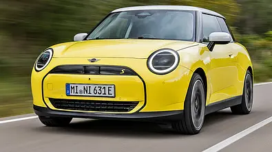 Mini Cooper SE (2024) in gelb, fahrend, von vorne rechts - Foto: Mini