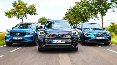 Volvo XC40/Mini Countryman/Renault Arkana; fahrend; Außenansicht; SUV; Frontalsicht - Foto: Daniela Loof