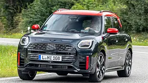 Der Mini John Cooper Works Countryman All4 fahrend von vorne rechts fotografiert. - Foto: Frank Ratering