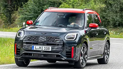 Der Mini John Cooper Works Countryman All4 fahrend von vorne rechts fotografiert. - Foto: Frank Ratering