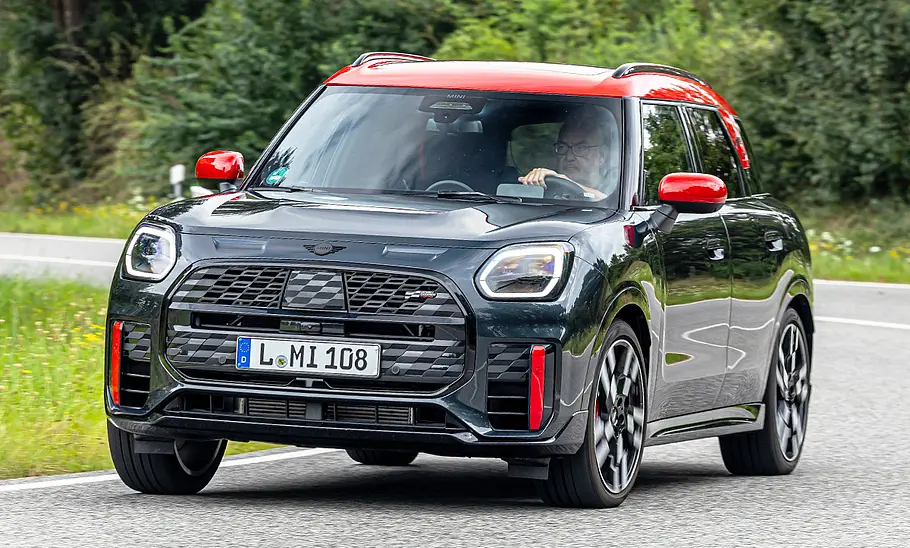 Mini John Cooper Works Countryman All4 Der Mini John Cooper Works Countryman All4 fahrend von vorne rechts fotografiert.