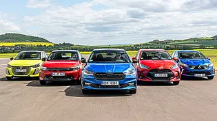 Gruppenbild der fünf Kleinwagen Peugeot 208, Opel Corsa, Skoda Fabia, Toyota Yaris und Mitsubishi Colt, die Frontal und in Formation auf die Kamera zufahren. - Foto: Frank Ratering