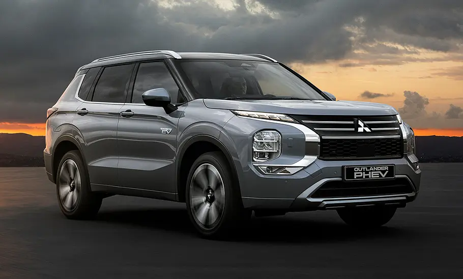 Der Mitsubishi Outlander (2025) fahrend schräg vorne.