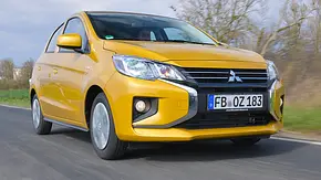 Der Mitsubishi Space Star (2020) fährt auf einer Straße geradeaus, von vorne rechts fotografiert. - Foto: Zbigniew Mazar Der Mitsubishi Space Star (2020) fährt auf einer Straße geradeaus, von vorne rechts fotografiert. - Foto: Zbigniew Mazar