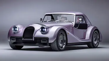 Der Morgan Supersport (2025) steht in Studioumgebung, von vorne links fotografiert. - Foto: Morgan