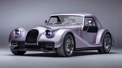 Der Morgan Supersport (2025) steht in Studioumgebung, von vorne links fotografiert. - Foto: Morgan