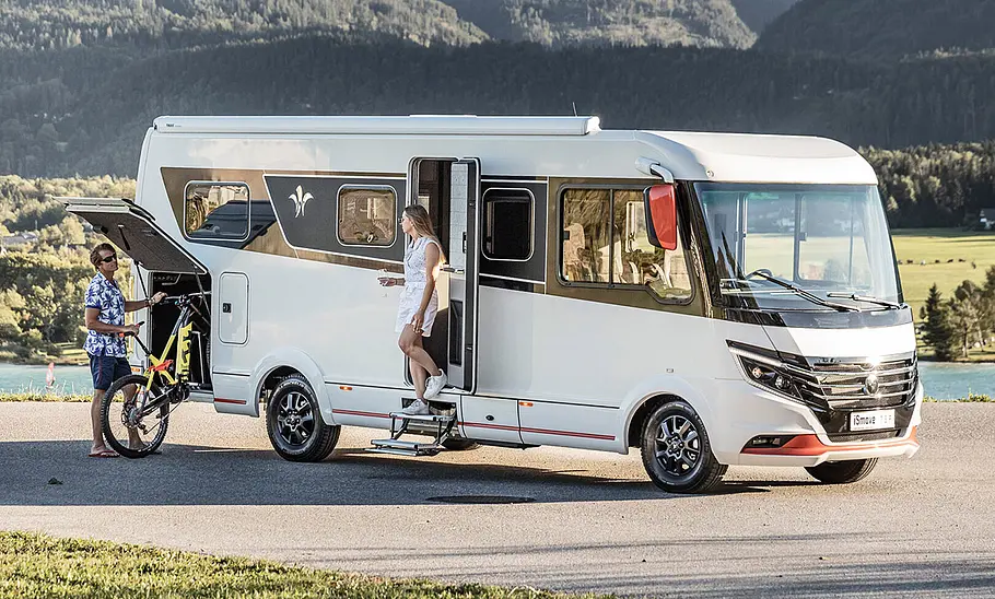 Wohnmobile bis 4,25 t für neuen B-Führerschein Das Bild zeigt den Niesmann + Bischoff iSmove stehend von schräg vorne rechts fotografiert.