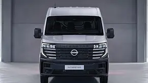 Nissan Interstar (2024) stehend, frontal von vorne - Foto: Nissan Nissan Interstar (2024) stehend, frontal von vorne - Foto: Nissan