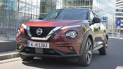 Der Nissan Juke (2019) fährt durch eine urbane Umgebung, von vorne fotografiert. - Foto: Zbigniew Mazar