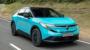 Der Nissan Leaf (2025) fährt auf einer Landstraße, von vorne rechts fotografiert. - Foto: Nissan Der Nissan Leaf (2025) fährt auf einer Landstraße, von vorne rechts fotografiert. - Foto: Nissan