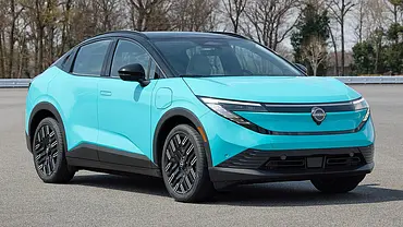 Der Nissan Leaf (2025) steht auf einem Parkplatz, von vorne rechts fotografiert. - Foto: Nissan