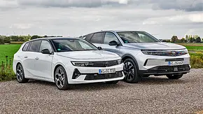 Blick von schräg vorne auf den Opel Astra Sports Tourer und Opel Grandland, die nebeneinander stehen. - Foto: Daniela Loof