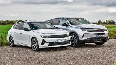 Blick von schräg vorne auf den Opel Astra Sports Tourer und Opel Grandland, die nebeneinander stehen. - Foto: Daniela Loof