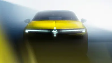 Die beleuchtete Front des Opel Astra Facelift leuchtet im Dunkeln. - Foto: Opel