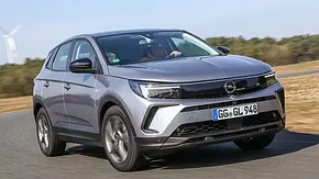 Der Opel Grandland (2021) fährt eine Linkskurve, von vorne rechts fotografiert - Foto: Niklas Gotta