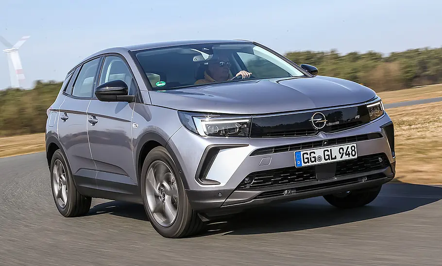 Opel Grandland (2021) Der Opel Grandland (2021) fährt eine Linkskurve, von vorne rechts fotografiert