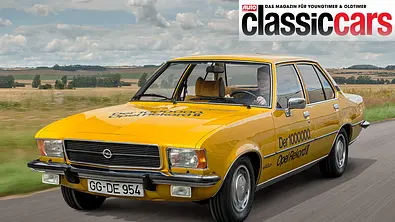 Der Opel Rekord D fährt auf einer Landstraße, von vorne links. - Foto: Frank Ratering