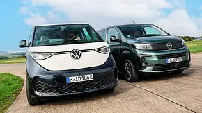 Blick von vorne auf die beiden fahrenden elektrischen Vans VW ID. Buzz und Opel Zafira Electric. - Foto: Daniela Loof Blick von vorne auf die beiden fahrenden elektrischen Vans VW ID. Buzz und Opel Zafira Electric. - Foto: Daniela Loof