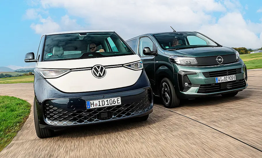 Blick von vorne auf die beiden fahrenden elektrischen Vans VW ID. Buzz und Opel Zafira Electric.