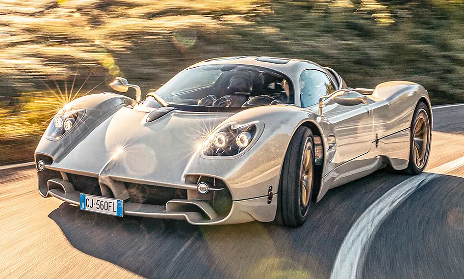 Pagani Utopia; fahrend von vorne rechts