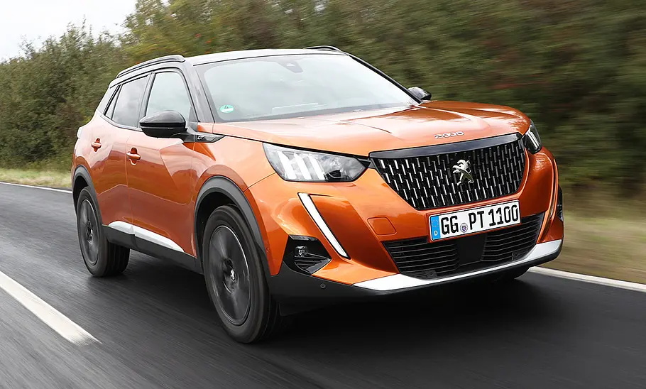 Peugeot 2008 (2019) Der Peugeot 2008 (2019) fährt eine Straße entlang, von vorne rechts fotografiert.