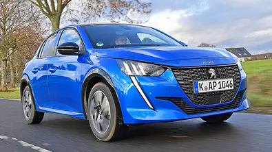 Peugeot 208 (2019) fahrend, Ansicht von vorne rechts - Foto: Zbigniew Mazar