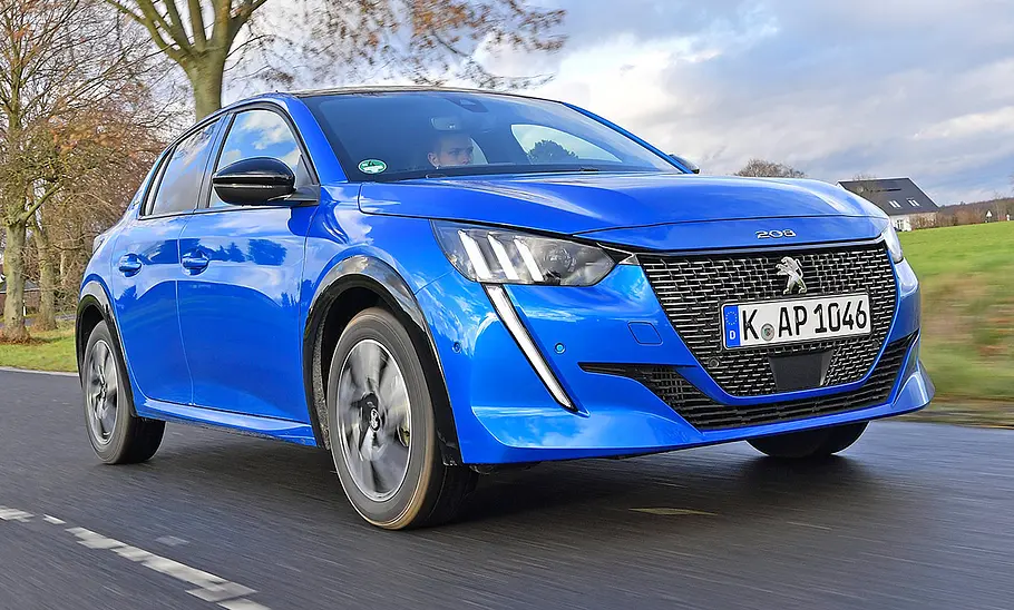 Peugeot 208 (2019) Peugeot 208 (2019) fahrend, Ansicht von vorne rechts