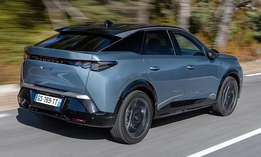 Peugeot E-3008; fahrend von hinten rechts