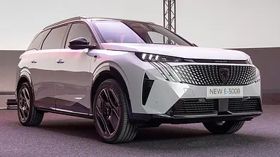 Der Peugeot (E-)5008 (2024) stehen von vorne. - Foto: Peugeot
