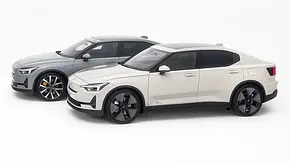 Zwei Polestar 2 Facelift (2023) stehen nebeneinander vor weißem Hintergrund, von vorne links fotografiert. - Foto: Polestar