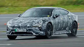 Polestar 5 (2025) mit Tarnfolierung, fahrend, von vorne links - Foto: Polestar